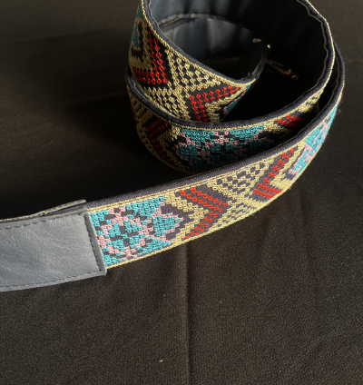 قشاط شنطة مطرز أسود نقشة مثلث