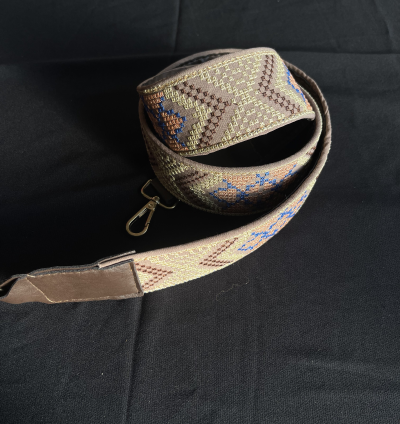 قشاط شنطة مطرز بيج نقشة مثلث