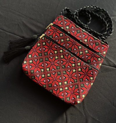 شنطة قماش سحابين أمامي مطرز أحمر ملون